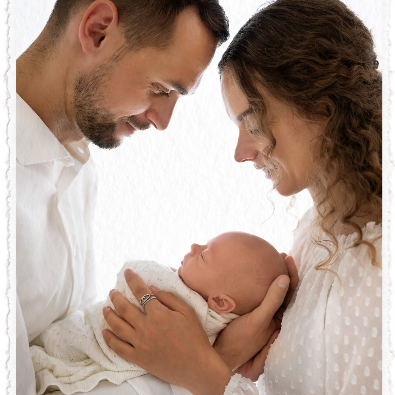 Homepage-packages-section-newborn-titlepicture-mumanddadholdingthebaby