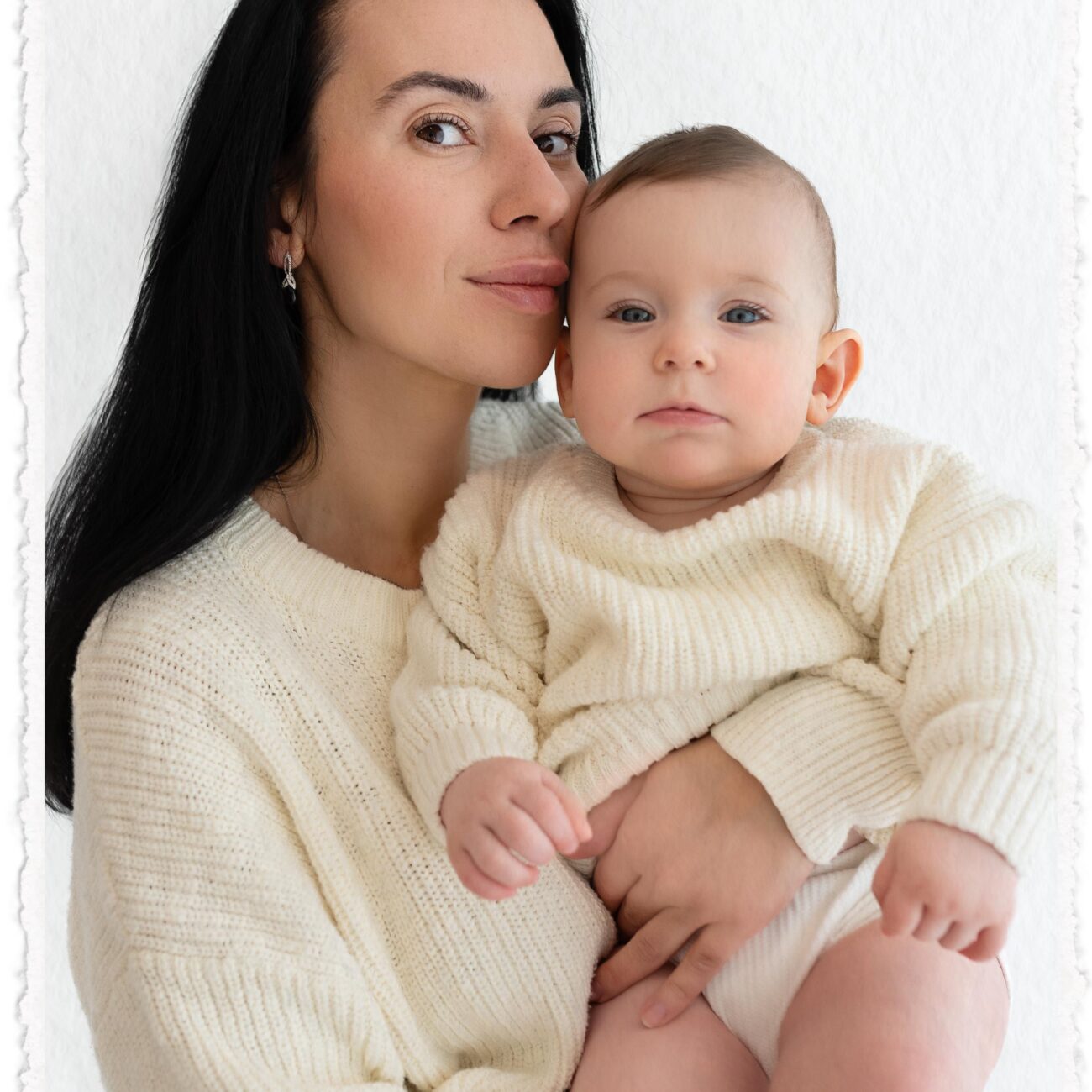 Packagesandprice_smallbaby_gallery_mumholdingherbabygirlinherhands
