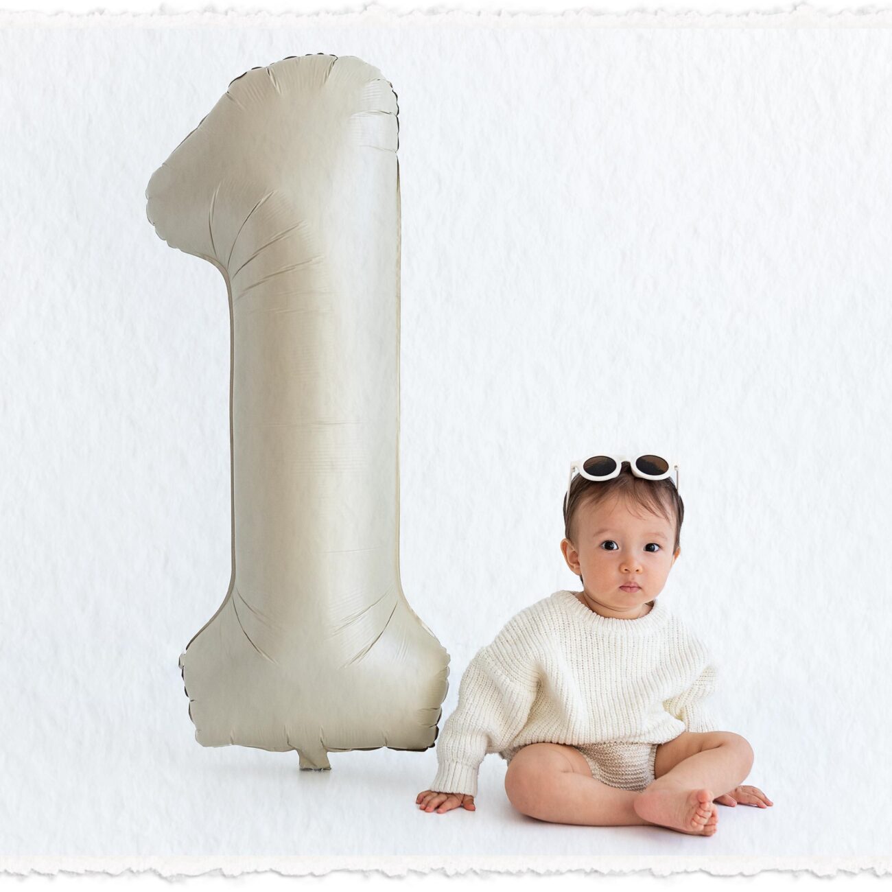 Gallery_firstbirthday__smallboysittingwithhisballoon