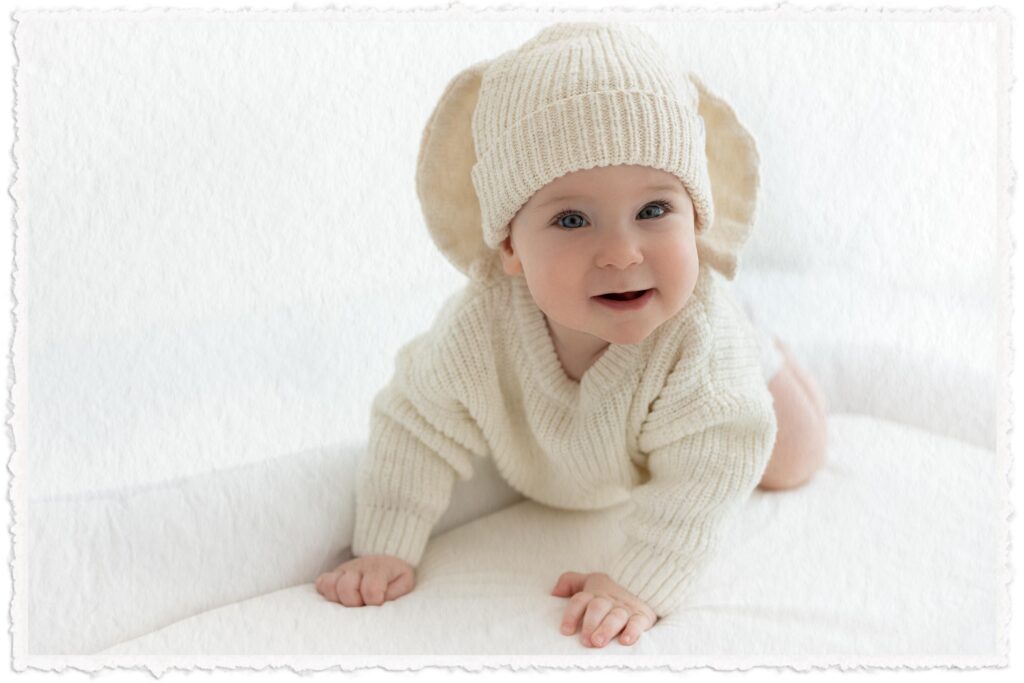 packages-titlepicture-smallbaby-smallbabygirliscrawling_wearingabunnyhat