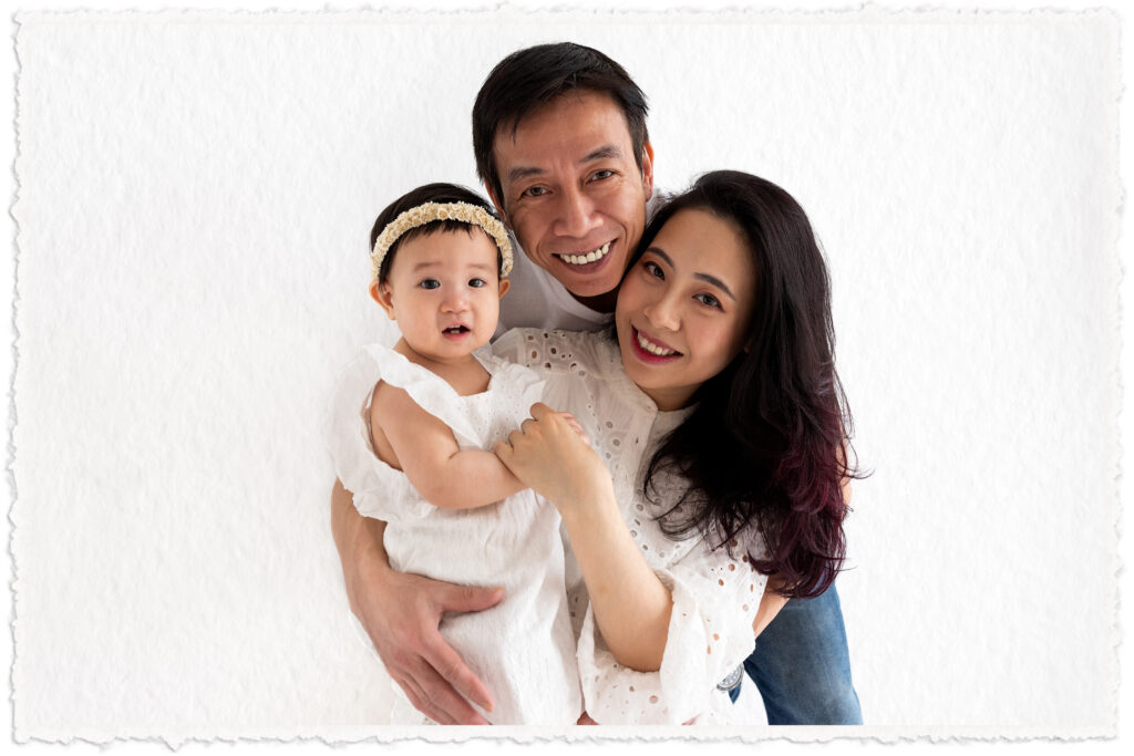 packages-titlepicture-firstbirthday-familypicture-mumdadandthebirthdaygirl