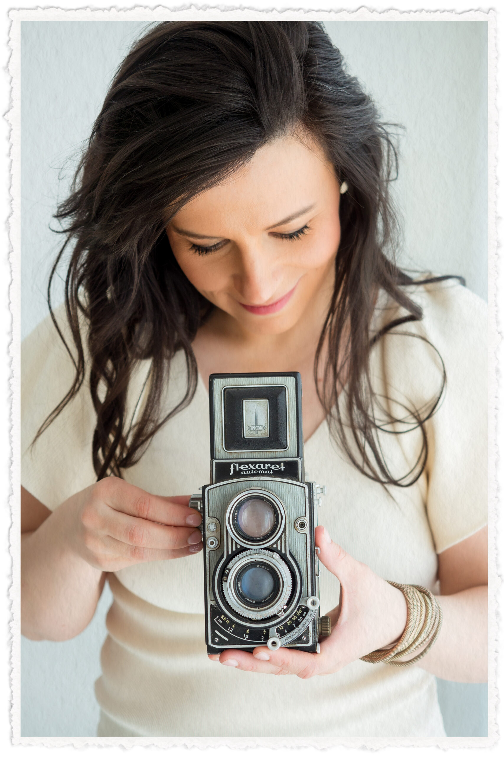 contactmesite_atthebottomphoto_thephotographerttakingpicturewithhercamera
